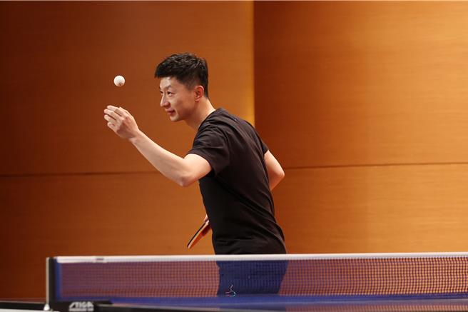 大陸桌球名將馬龍（見圖）近日跟隨陸生團訪台，29日前往文化大學進行交流，並與我國退役桌球名將蔣澎龍與巴黎奧運國手陳思羽切磋球技，上演奧運層級的交流賽。（鄧博仁攝）