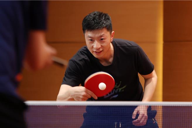 大陸桌球名將馬龍（見圖）近日跟隨陸生團訪台，29日前往文化大學進行交流，並與我國退役桌球名將蔣澎龍與巴黎奧運國手陳思羽切磋球技，上演奧運層級的交流賽。（鄧博仁攝）