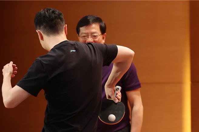 大陸桌球名將馬龍近日跟隨陸生團訪台，29日前往文化大學進行交流，並與我國退役桌球名將蔣澎龍與巴黎奧運國手陳思羽切磋球技，上演奧運層級的交流賽。馬龍還現場秀背後開球。（鄧博仁攝）