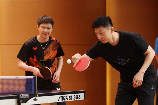 大陸桌球名將馬龍（右）近日跟隨陸生團訪台，29日前往文化大學進行交流，並與我國退役桌球名將蔣澎龍與巴黎奧運國手陳思羽（左）切磋球技，上演奧運層級的交流賽。（鄧博仁攝）