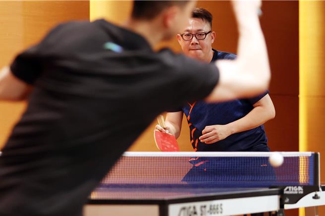 大陸桌球名將馬龍近日跟隨陸生團訪台，29日前往文化大學進行交流，並與我國退役桌球名將蔣澎龍（見圖）與巴黎奧運國手陳思羽切磋球技，上演奧運層級的交流賽。（鄧博仁攝）