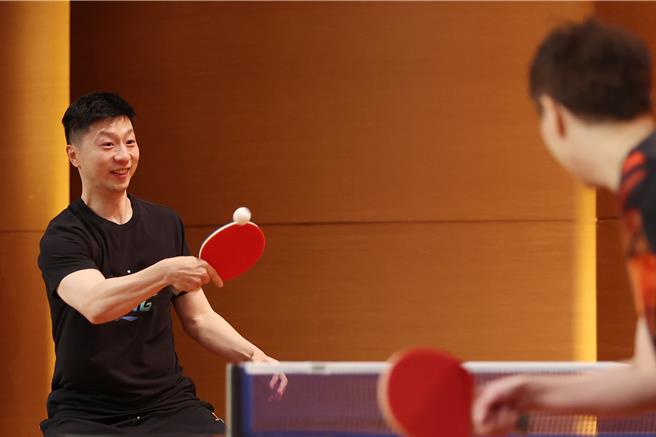大陸桌球名將馬龍（見圖）近日跟隨陸生團訪台，29日前往文化大學進行交流，並與我國退役桌球名將蔣澎龍與巴黎奧運國手陳思羽切磋球技，上演奧運層級的交流賽。（鄧博仁攝）