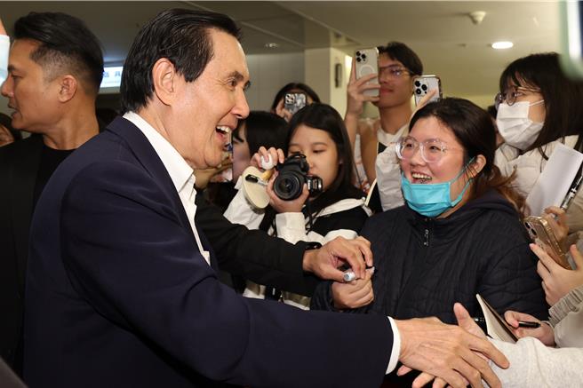 陸生參訪團第三天，29日下午前往文化大學參加兩岸學生體育交流，前總統馬英九（右）出席，離開時與學生握手致意。（鄧博仁攝）