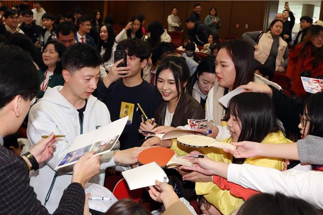大陸桌球名將馬龍（左，白衣者）近日跟隨陸生團訪台，29日前往文化大學進行交流，並與我國退役桌球名將蔣澎龍與巴黎奧運國手陳思羽切磋球技，上演奧運層級的交流賽。散場後離去前一堆學生湧上去索取簽名。（鄧博仁攝）