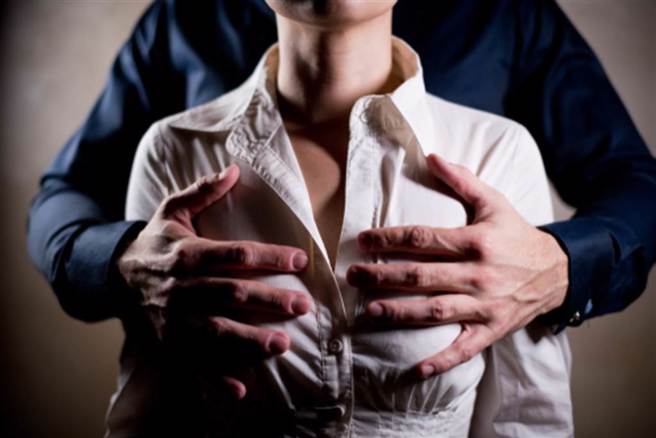 阿德趁小美趴睡于办公桌上时，先后触摸其胸部及腹部，造成小美惊醒。（示意图：shutterstock／达志）