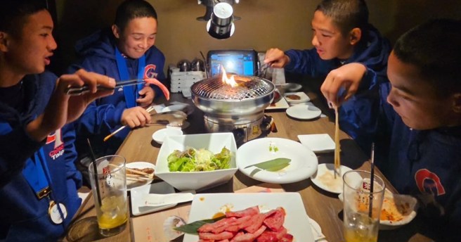 U12少棒錦標賽，台灣擊敗韓國奪冠，辜仲諒比照12強規格，請小球員們大啖和牛。（中華棒協提供）