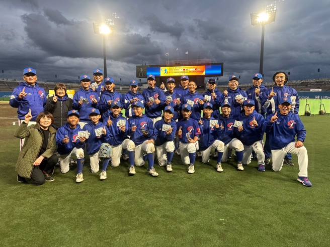 辜仲諒問球員日、韓誰強？小朋友們一致回答「台灣最強」。（中華棒協提供）