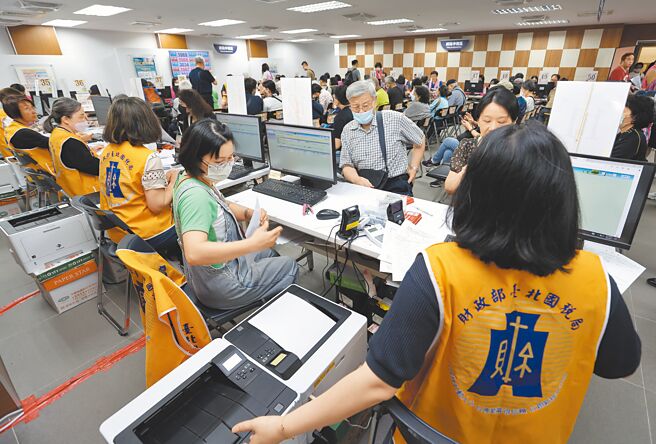 财政部28日公告2024年度每人基本生活费调高为21万元，较2023年度增加8000元。（本报资料照片）