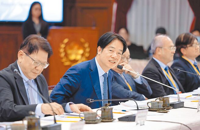 台湾民意基金会上月19日公布最新民调，有42.8％赞同赖清德总统处理国家大事的方式、43％不赞同，该民调的调查期间在11月11日至11月13日，这也是赖自5月上任以来首度声望呈现死亡交叉，不满意度高于满意度。（总统府提供）