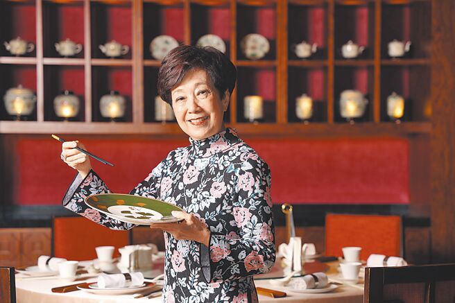 黃婉玲這幾年推廣老台菜，出版《黃婉玲的減醣家常菜》，提倡飲食復興運動，主張讓飲食技法回歸過往，重視原味，減少調味料，以食物自身滋味互相撞擊產生美味，取代如今多鹽、多油、多糖的烹調方式。（鄧博仁攝）