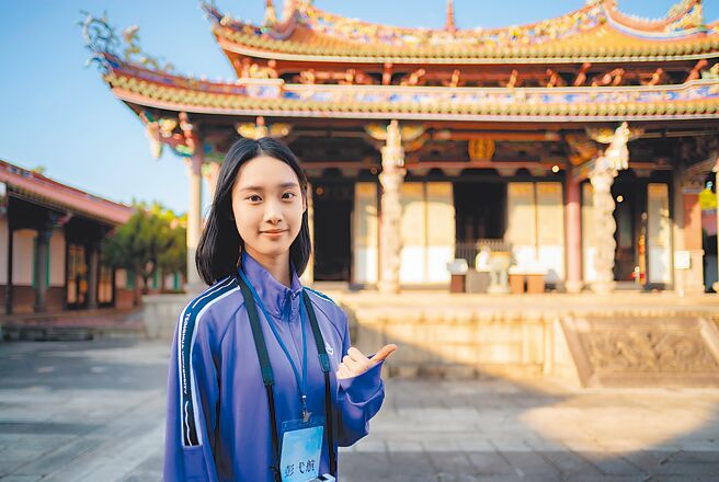 陆生团28日下午走访台北孔庙，一身仙气的北京清华大学学生彭弋航，成为媒体追逐焦点。（资料照/郭吉铨摄）