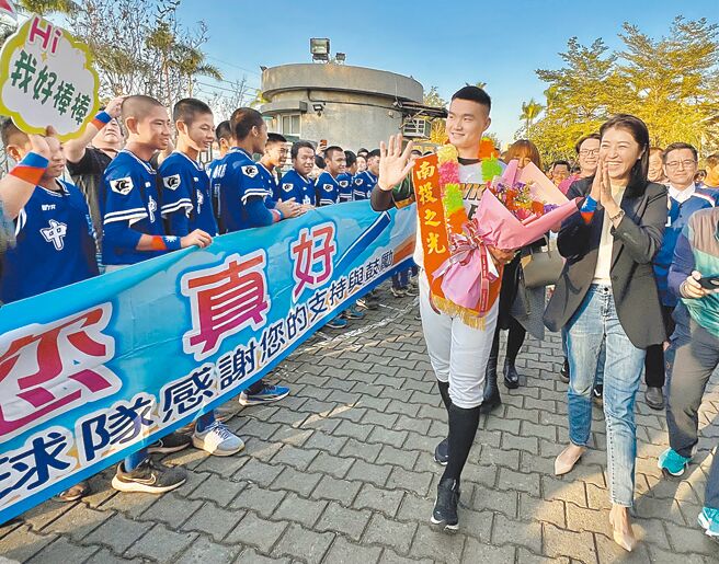 12強中華隊投手、南投囝仔陳柏清（右二）28日回母校中興國中，南投縣長許淑華（右一）幫他披上「南投之光」彩帶，沿途受到學弟們熱烈歡迎。（楊靜茹攝）