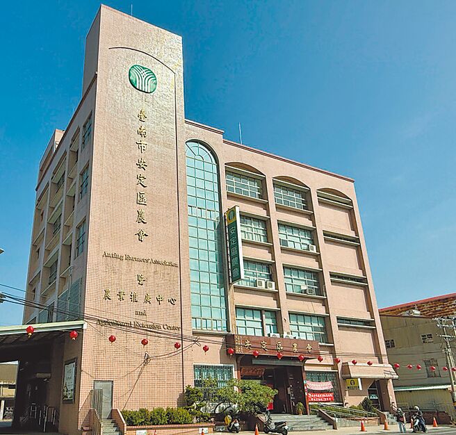 農會改選明年2月15日投票，安定區農會一度形成三腳督局面，最後只有2人登記捉對廝殺。（寶智華攝）