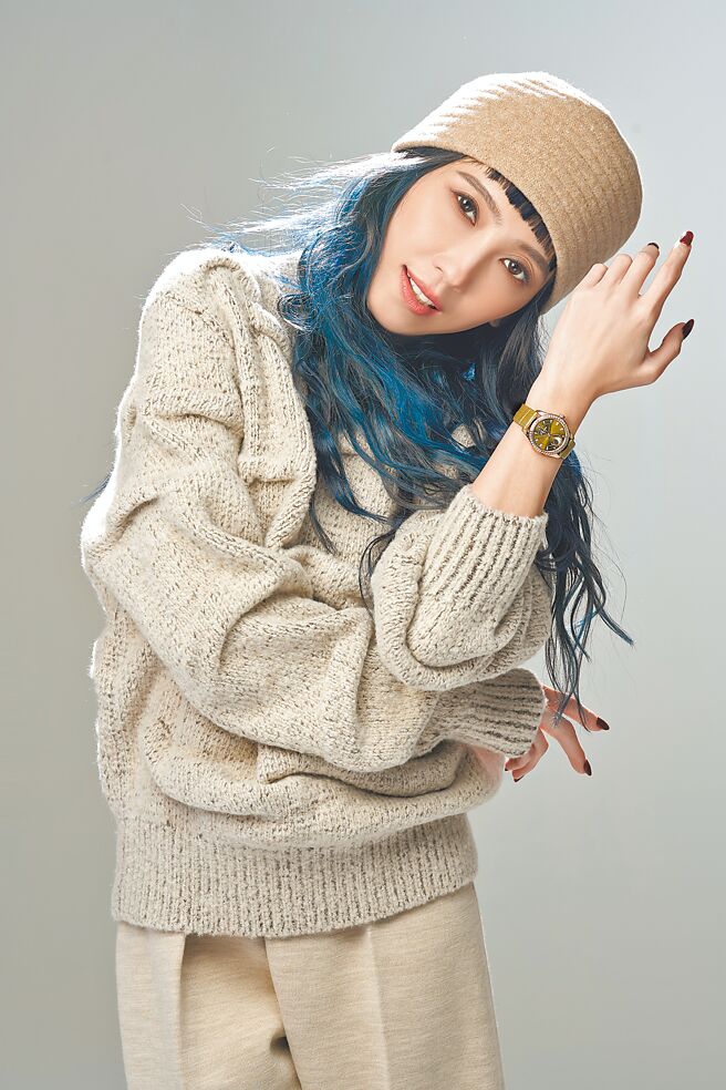 戴佩妮近年接觸靈修、探索內心世界，心情更加輕鬆自在，佩戴格拉蘇蒂原創Serenade Luna小夜曲月相腕表在鏡頭前盡情展現魅力，不自我設限。（攝影／JOJ PHOTO‧服裝提供／Loro Piana）