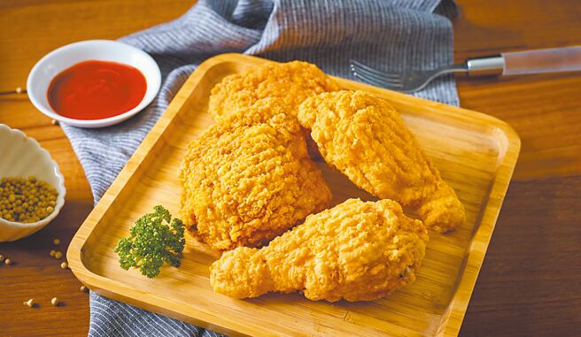 OKmart「哈烧热点」热食柜的炸物相当热销，适合作为消夜或点心解馋。（OKmart提供）