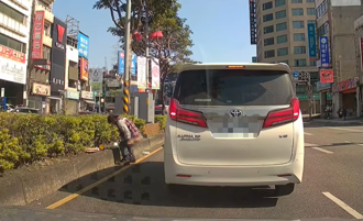 桃園怪女分隔島脫褲「原地解放」！白色阿法等左轉被驚呆