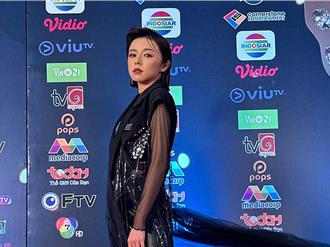 王瞳「厚唇造型」搖滾變身！霸氣樂團征戰印尼