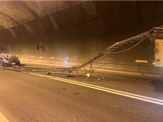 隧道整排燈軌從天而降 砸中前貨運車擋風玻璃！駕駛嚇壞
