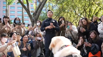 新北退役犬桌曆亮相！警犬福星與領犬員互動 超萌模樣全場融化