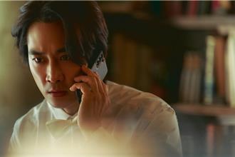 48岁宋承宪再秀精壮身材拍裸戏 床战小18岁朴智炫「上戏变个人」