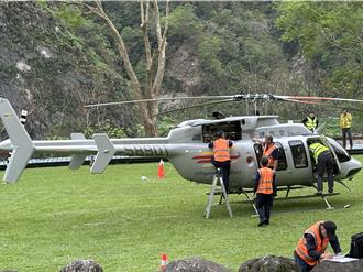 改善登山如廁困擾！直升機千公斤木屑空運南湖山屋