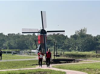 柳营德元埤荷兰风车整修完成 游客驻足、拍照