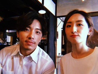 柯佳嬿、坤達罕見放閃！ 親密照「畫質」網疑惑：以為網速不好