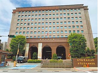 承攬清除公園枯枝落葉 隨意焚燒 2男遭判刑