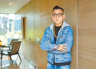 交往5天就提亲 网红蹦板夸妻「够笨」