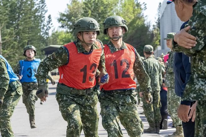 官兵分组实施武装接力竞赛，参赛官兵卯足全力争取单位荣誉，展现澎防部官兵「同岛一命」的团结气魄。（澎防部提供）
