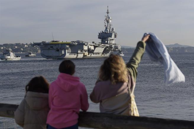 民眾聚集在土倫港，祝福「戴高樂號」航艦打擊群任務順利。（取自法國海軍「X」帳號）