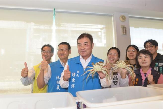 苗栗縣長鍾東錦應邀率團訪上海市海洋大學，參訪大閘蟹養殖技術。（苗栗縣政府提供／謝明俊苗栗傳真）