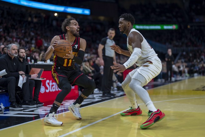 崔杨(左)面对米契尔的防守寻求传球对象。(美联社)