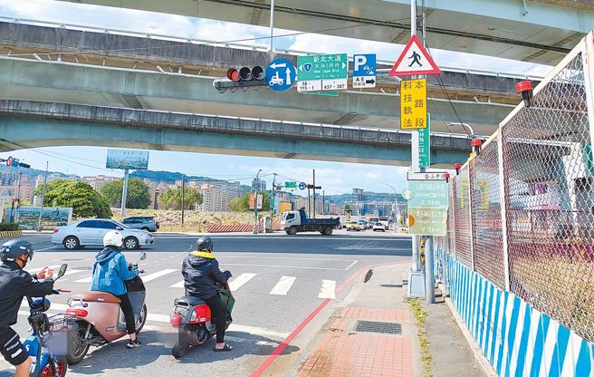 新北市16個行政區新增39處科技執法，12月1日起正式執法。（陳慰慈攝）