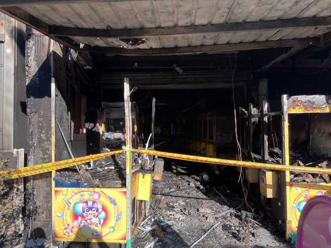 娃娃机店因不明原因起火，现场传出连续爆炸声，消防紧急出动4个分队前往救援，火势在半小时左右扑灭。（翻摄脸书我爱大甲2）