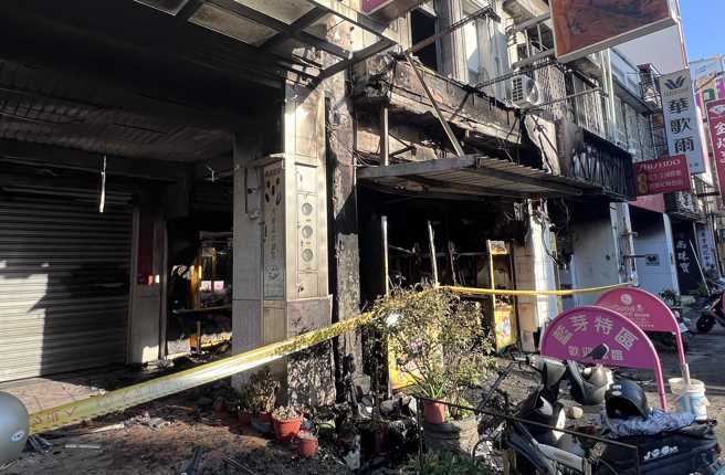 火势延烧到2楼，导致2楼女房东被呛伤，且意识昏迷送医。（翻摄脸书我爱大甲2）