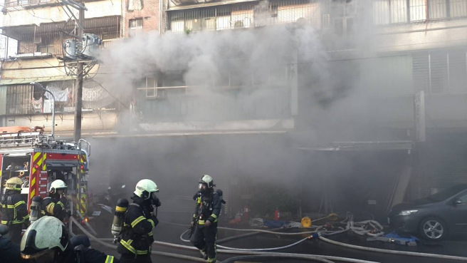 消防赶抵救援。（图 / 刘咏韵翻摄）