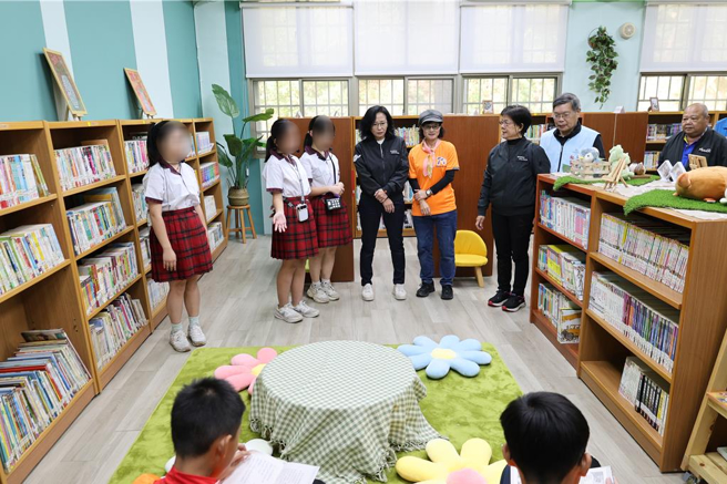 苗栗縣造橋鄉談文國小3日歡度70周年校慶，並由苗栗縣副縣長邱俐俐等主持圖書室「松竹軒」啟用，並由學生導覽介紹。（謝明俊攝）