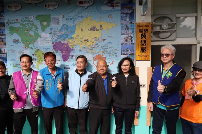 苗栗縣造橋鄉談文國小3日歡度70周年校慶，並由苗栗縣副縣長邱俐俐等主持魔法英文教室啟用。（謝明俊攝）