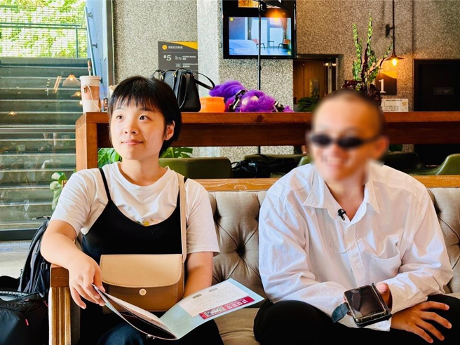 基市府广播节目「基隆Podcast」本周邀请视力协助员初庭莹（左）接受访问，以视协员的角度分享协助视障者的心路歷程。（基隆市政府提供／徐佑升基隆传真）