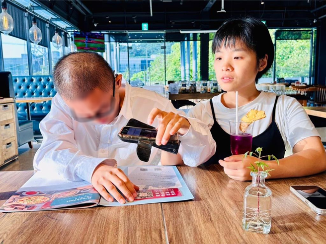 基市府广播节目「基隆Podcast」本周邀请视力协助员初庭莹（右）接受访问，以视协员的角度分享协助视障者的心路歷程。（基隆市政府提供／徐佑升基隆传真）