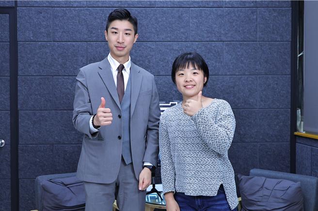 基市府广播节目「基隆Podcast」本周邀请视力协助员初庭莹（右）接受访问，以视协员的角度分享协助视障者的心路歷程。（基隆市政府提供／徐佑升基隆传真）