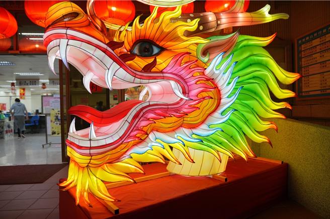 金湖镇龙尾年花灯亮灯时间于每天下午5点30分至晚间9点，活动将持续至农历年前，欢迎民眾前来欣赏与拍照。(图／金湖镇公所提供)