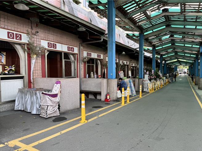 民进党新竹市议员刘彦伶接获民眾陈情，指殡仪馆灵位牌区空间狭窄、人车争道。（王惠慧摄）