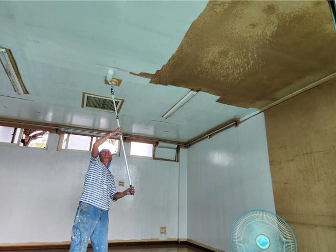 灵堂天花板长期受烧香熏黑，市府民政处表示，已着手对新馆1楼灵堂的天花板及墙壁进行粉刷，目前有13间已改善完成。（新竹市政府民政处提供／王惠慧新竹传真）