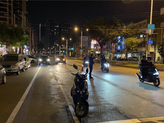 台中市21歲姚姓男大生29日上午晚間22時23分行經大里區德芳南路189號一帶時突然離奇自摔，一度無呼吸心跳，警消獲報趕往現場處理，送醫後恢復呼吸心跳但陷入昏迷。（民眾提供／潘虹恩台中傳真）