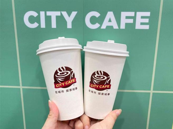 7-ELEVEn明天推出1日限定优惠，大杯精品美式、大杯精品馥芮白、大杯精品拿铁买7送7。（7-ELEVEn提供）