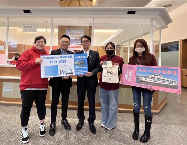 為了慶祝淡水第20萬人口誕生，立委洪孟楷特地媒合業者致贈加碼好禮。（立委洪孟楷提供）