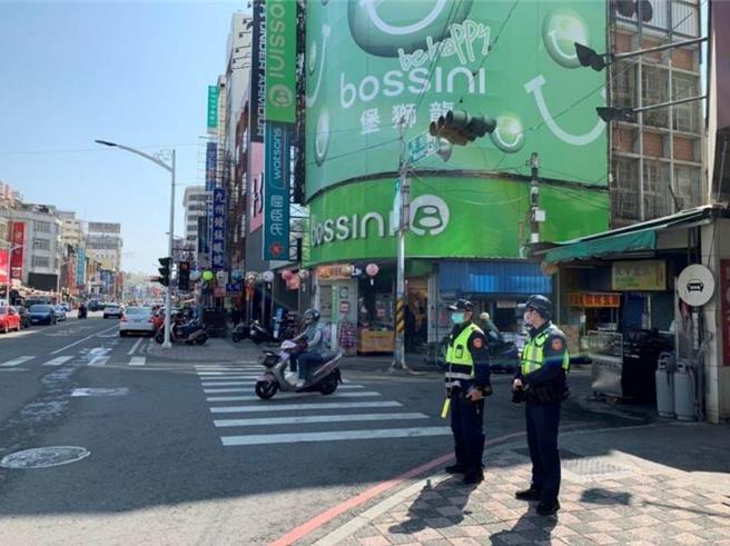 屏东县政府警察局将于12月2日起展开无期限的「闯红灯违规取缔专案」，盼藉此降低交通事故，全面保障用路人生命财产安全。（警方提供／谢佳潾屏东传真）