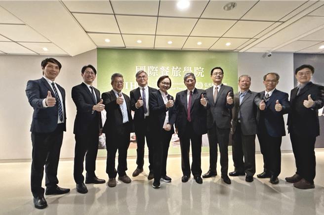 表扬第18届杰出校友。（照片由弘光科大提供）